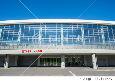 「青森県」快晴の空とYSアリーナ八戸(長根屋内スケート場) 八戸市 「青森県」快晴の空とYSアリーナ八戸(長根屋内スケート場) 八戸市 117144625