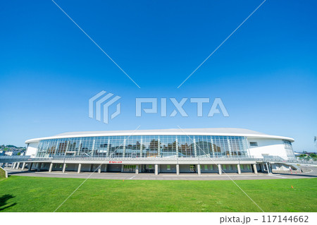 「青森県」快晴の空とYSアリーナ八戸（長根屋内スケート場）　八戸市 117144662