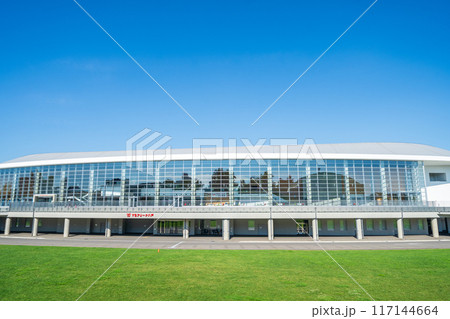 「青森県」快晴の空とYSアリーナ八戸(長根屋内スケート場) 八戸市 「青森県」快晴の空とYSアリーナ八戸(長根屋内スケート場) 八戸市 117144664