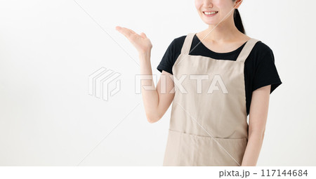 案内するエプロン姿の女性 案内するエプロン姿の女性 117144684