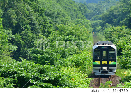 函館本線を走るH100形の普通列車 117144770