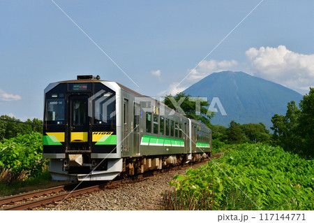 羊蹄山とH100形の普通列車 117144771