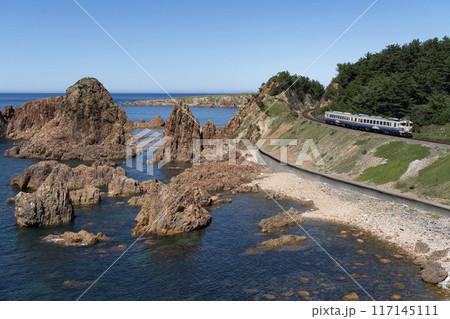 海沿いを走る五能線 117145111