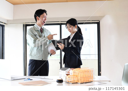 建設模型の前で口論をする男女の会社員 117145301