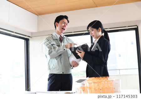 建設模型の前で口論をする男女の会社員 建設模型の前で口論をする男女の会社員 117145303