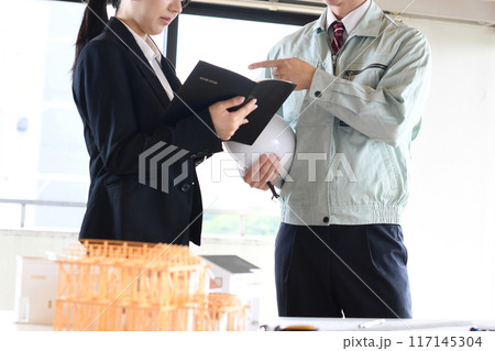 建設模型の前で口論をする男女の会社員 117145304