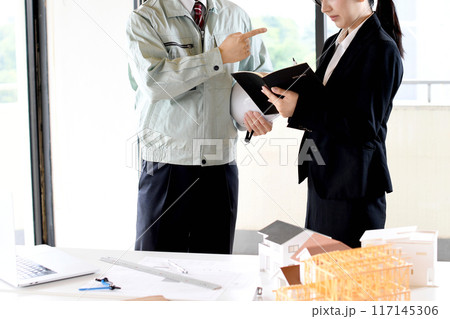 建設模型の前で口論をする男女の会社員 117145306