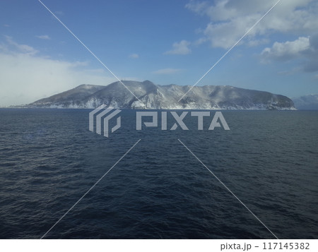 海から見る函館山の風景_北海道 海から見る函館山の風景_北海道 117145382