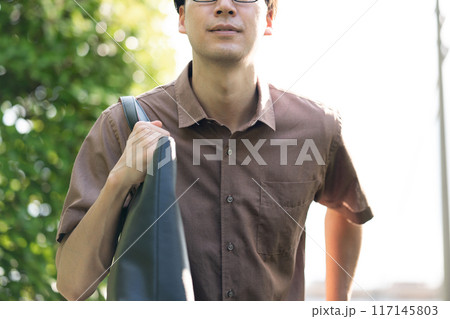 鞄を持って走る男性 117145803