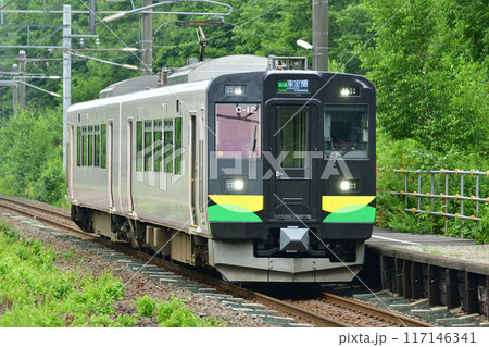 植苗駅に到着する737系電車 117146341