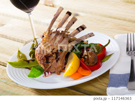 Lamb ribs served with vegetables Lamb ribs served with vegetables 117146363