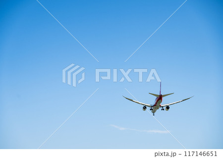 飛行する旅客機 117146651