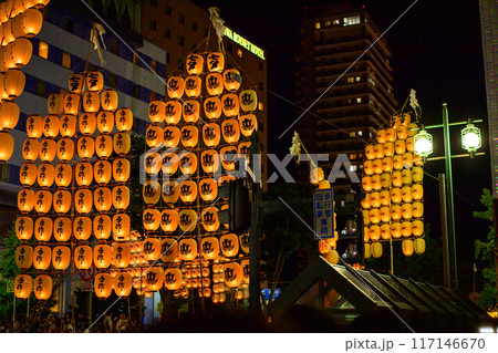 夜空に揺れる竿灯と提灯をモチーフとした街灯 秋田竿灯まつり 夜空に揺れる竿灯と提灯をモチーフとした街灯 秋田竿灯まつり 117146670