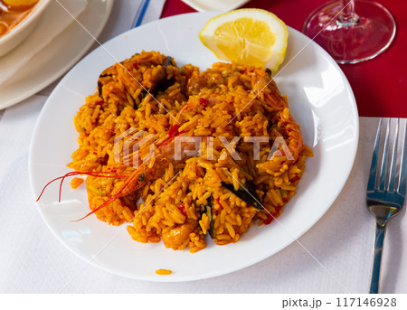Typical spaish dish seafood paella with mussels, shrimps and rice 117146928