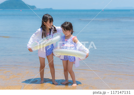夏休みに海で海水浴をして遊ぶ女の子 夏休みに海で海水浴をして遊ぶ女の子 117147131