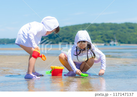 海で砂遊びをする女の子 海で砂遊びをする女の子 117147137