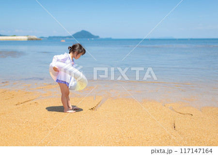 夏休みに海で海水浴をして遊ぶ女の子 夏休みに海で海水浴をして遊ぶ女の子 117147164
