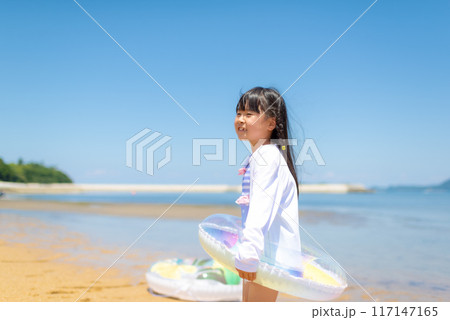 夏休みに海で海水浴をして遊ぶ女の子 夏休みに海で海水浴をして遊ぶ女の子 117147165