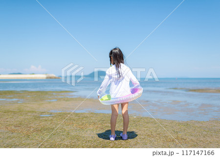 夏休みに海で海水浴をして遊ぶ女の子 夏休みに海で海水浴をして遊ぶ女の子 117147166