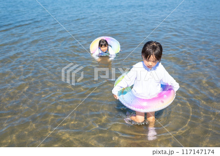夏休みに海で海水浴をして遊ぶ女の子 夏休みに海で海水浴をして遊ぶ女の子 117147174