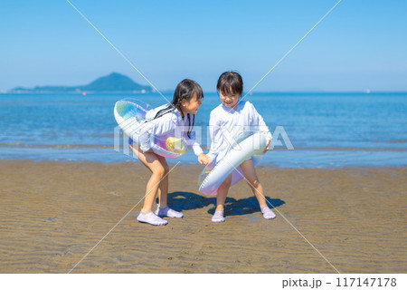 夏休みに海で海水浴をして遊ぶ女の子 117147178