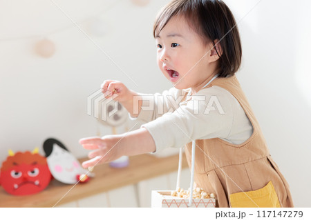 豆まきを楽しむ乳幼児（1歳） 117147279