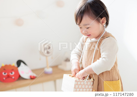 豆まきを楽しむ乳幼児（1歳） 117147280