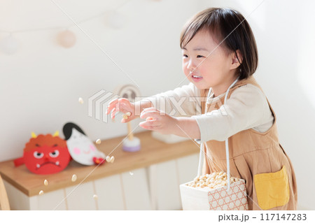 豆まきを楽しむ乳幼児（1歳） 117147283