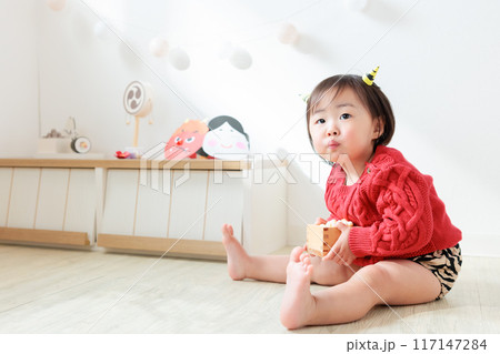 福豆(お菓子)を食べる鬼 乳幼児(1歳) 福豆(お菓子)を食べる鬼 乳幼児(1歳) 117147284