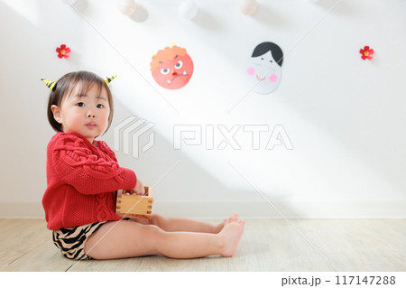 福豆（お菓子）を食べる鬼　乳幼児（1歳） 117147288