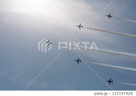 青空イメージ　（ブルーインパルス曲技飛行） 117147429