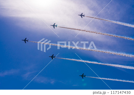 青空イメージ　（ブルーインパルス曲技飛行） 117147430