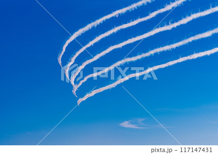 青空イメージ　（ブルーインパルス曲技飛行） 117147431