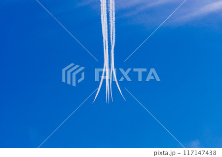 青空イメージ　（ブルーインパルス曲技飛行） 117147438
