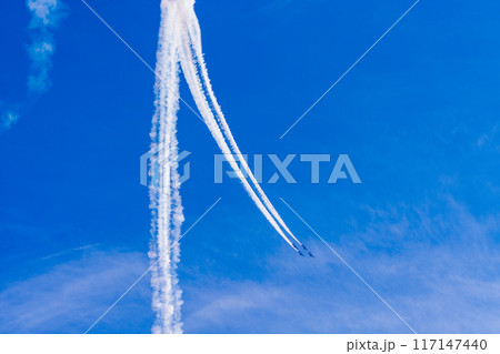 青空イメージ　（ブルーインパルス曲技飛行） 117147440