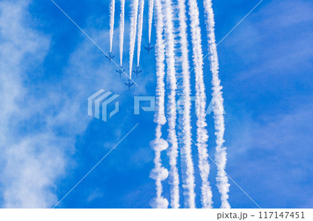 青空イメージ　（ブルーインパルス曲技飛行） 117147451