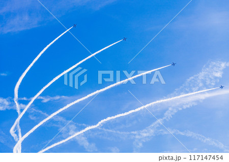 青空イメージ　（ブルーインパルス曲技飛行） 117147454