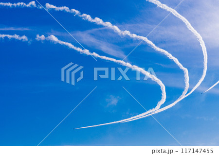 青空イメージ　（ブルーインパルス曲技飛行） 117147455