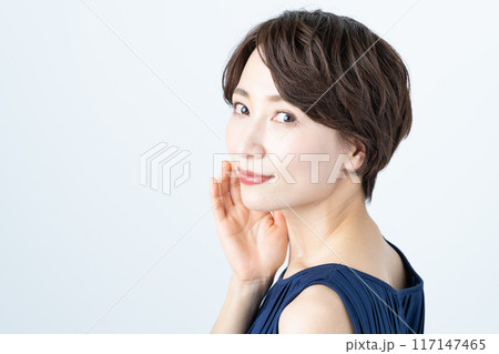 ミドルの女性のビューティ 117147465