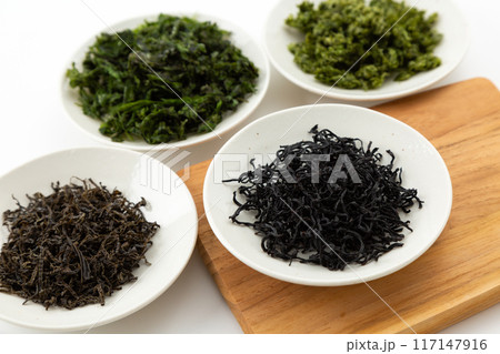 色々な海草の乾物(ひじき、ばら海苔、かじめ、アオサ) 色々な海草の乾物(ひじき、ばら海苔、かじめ、アオサ) 117147916