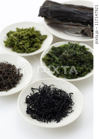 色々な海草の乾物(ひじき、ばら海苔、かじめ、アオサ) 色々な海草の乾物(ひじき、ばら海苔、かじめ、アオサ) 117147921