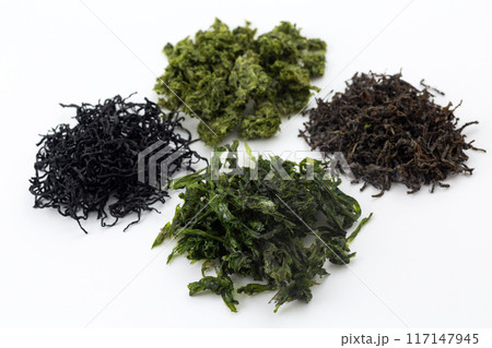 色々な海草の乾物（ひじき、ばら海苔、かじめ、アオサ） 117147945