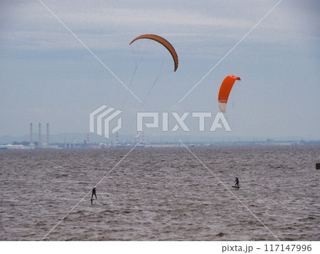 いい風でカイトサーフィンの海岸風景 117147996