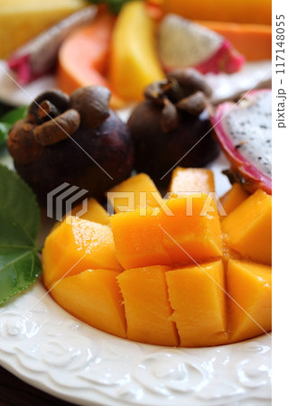皿に盛られたトロピカルフルーツ(縦位置) 117148055