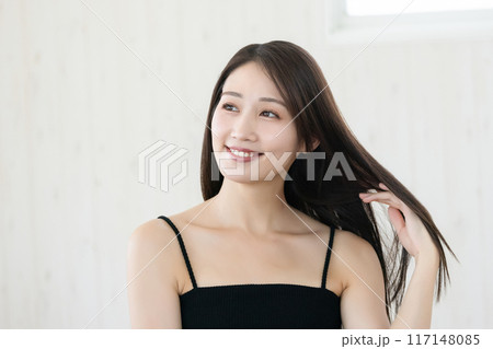 ストレートヘアの女性 117148085