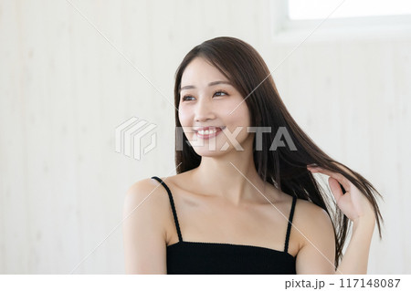 ストレートヘアの女性 117148087