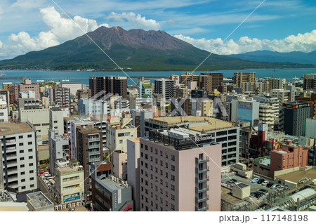 噴火していない桜島と鹿児島の市街地の風景 青空と山と海と都会の景色 噴火していない桜島と鹿児島の市街地の風景 青空と山と海と都会の景色 117148198