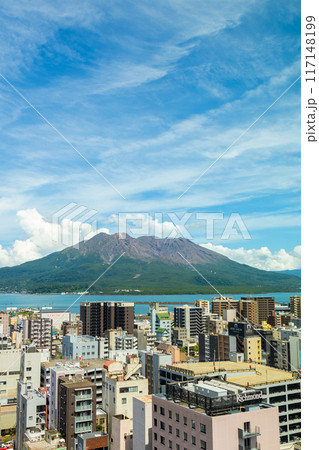 噴火していない桜島と鹿児島の市街地の風景　青空と山と海と都会の景色 117148199