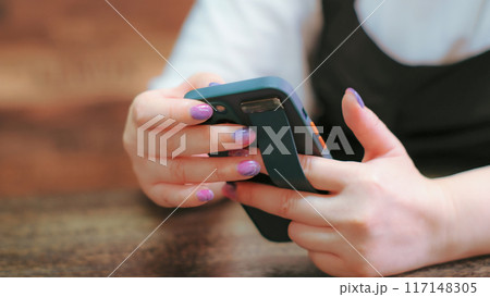 スマホを操作する女性 117148305
