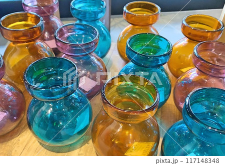 カラフルガラスのフラワーベース 117148348